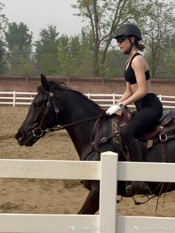 谷爱凌骑马秀腹肌图片