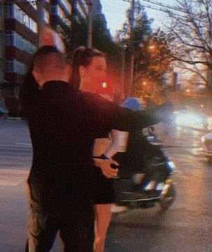 谷爱凌跑步被拦强行合影图片