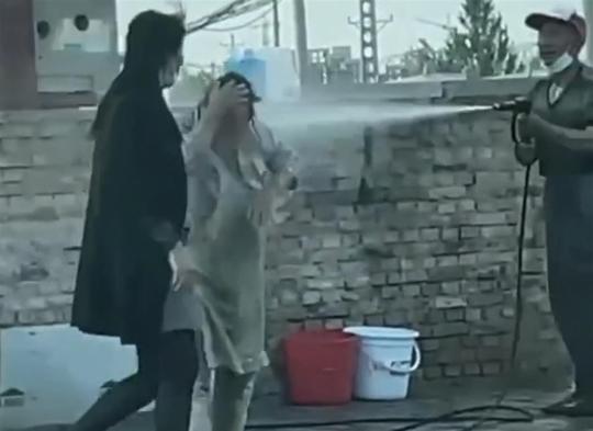 男子用水枪冲射太婆脸部，警方：生意纠纷引起，正在处理