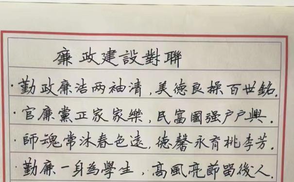 透着棱角分明的冷俊;乌黑深邃的眼眸,泛着迷人的色泽;那浓密的眉,高挺