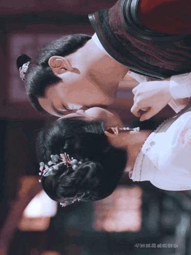 亲吻扑倒男人女人亲密表情