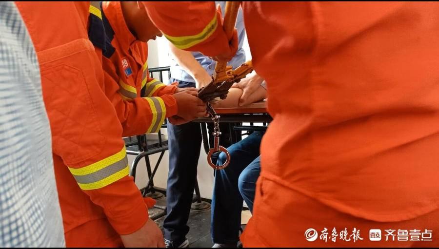 门锁锁芯坏了,门打不开,锁芯要怎么才能拆下来?求助!!!