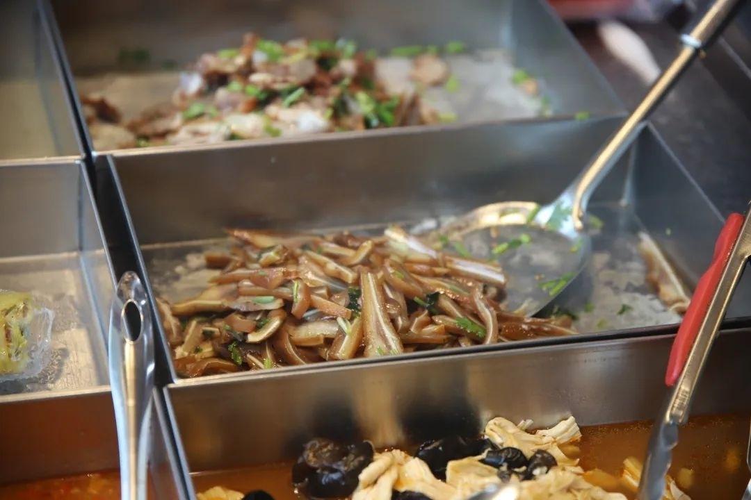 美食工厂都有什么（拿钱去学培训小吃还是在工厂当普工）