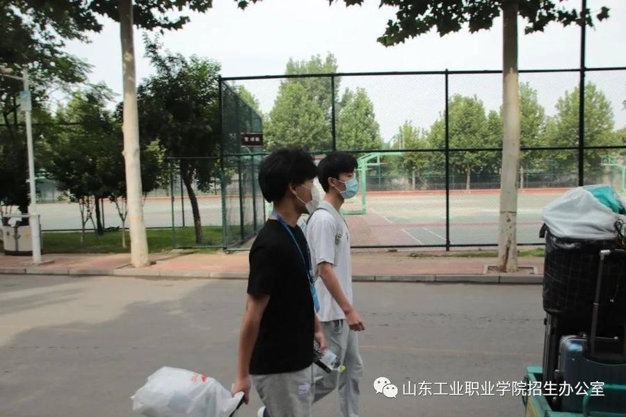 山东工业职业学院宿舍(山东工业职业学院宿舍楼怎么样几人一个宿舍)