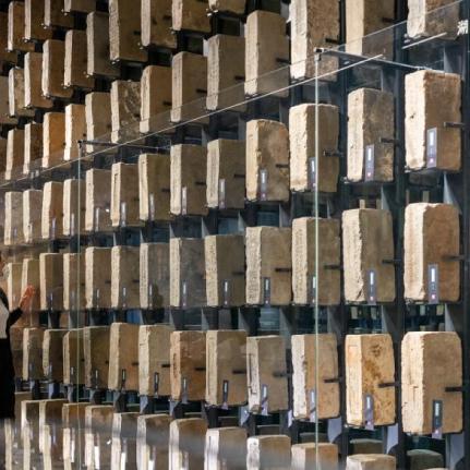 巍然耸立是什么意思