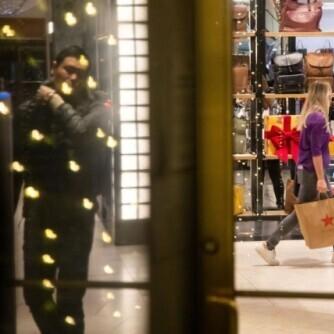 美国 "黑色星期五 "商店消费大幅增长 美国人网上消费增加