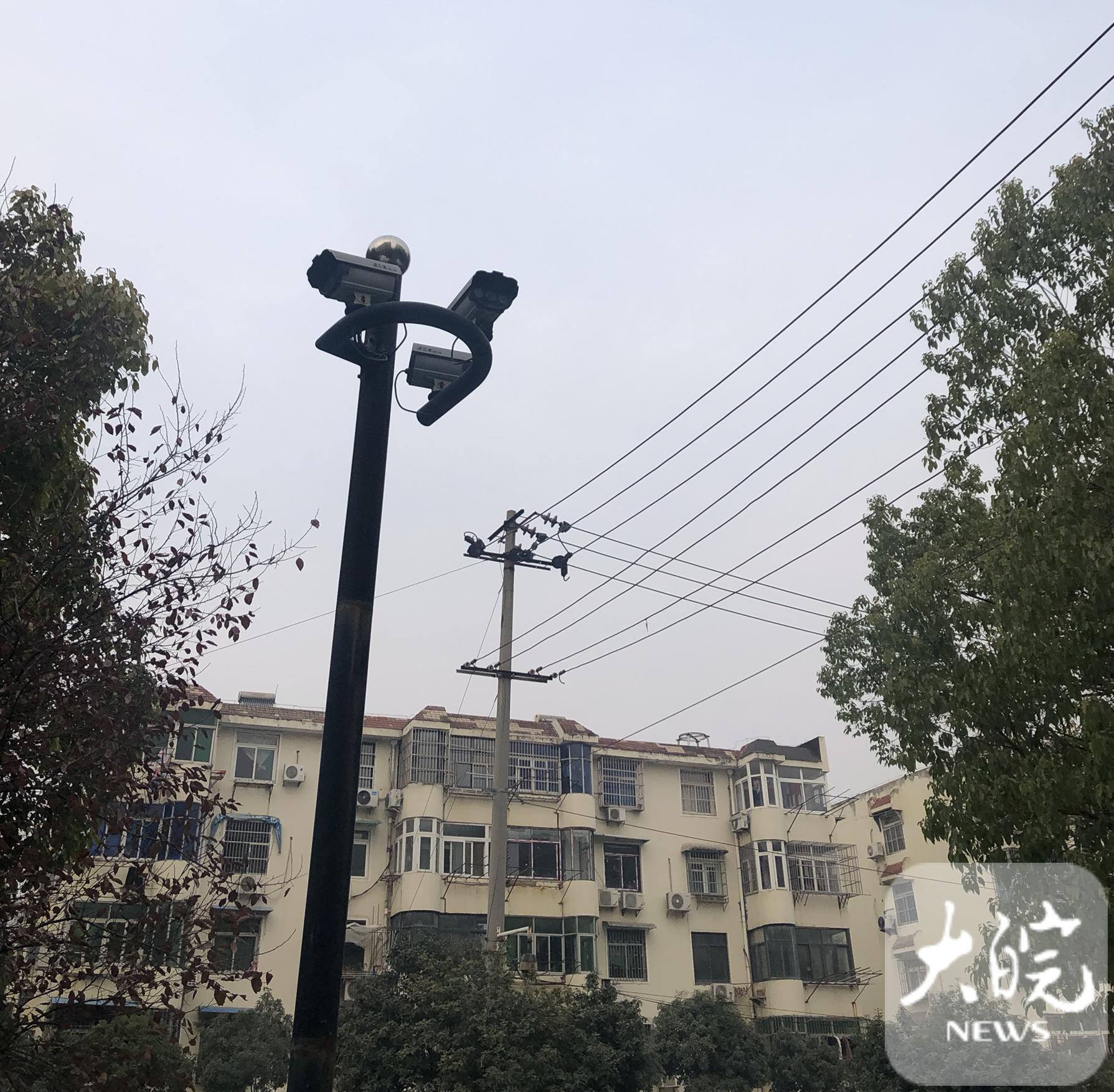 一个杆子只有一个监控高速上面跟路灯在一个杆子上的摄像头是干啥的