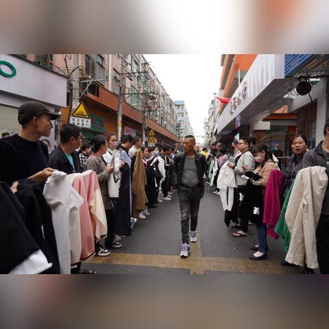 在广州做制衣，现在行情不好想回老家去做，可是还有俩孩子，该不该回？