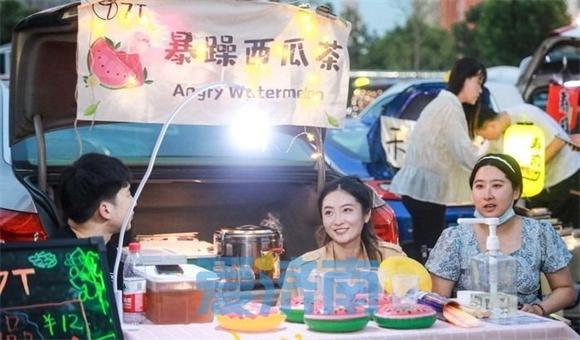 美食广场适合摆什么（广场摆摊卖什么吸引小孩子）