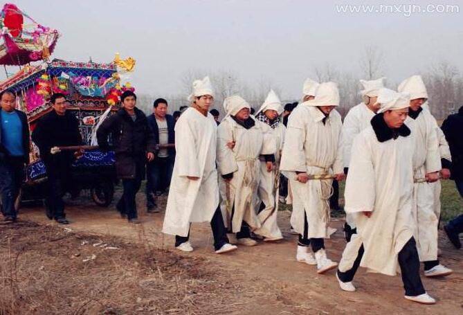 梦回离别，解析梦见自己的亲人死了还出宾的深层含义与心理启示