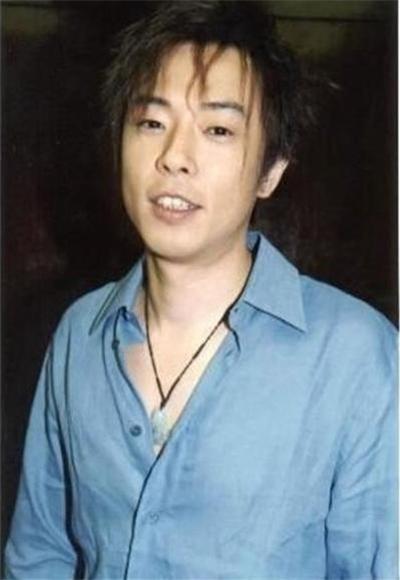 《海阔天空》演唱会的视频中,黄贯中与其他乐队成员的互动如何? 《海阔天空》演唱会的视频中,黄贯中与其他乐队成员的互动如何?