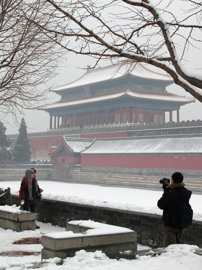 北京喜提入冬初雪 延庆大雪堵门：部分地区积雪深达半米(图2)