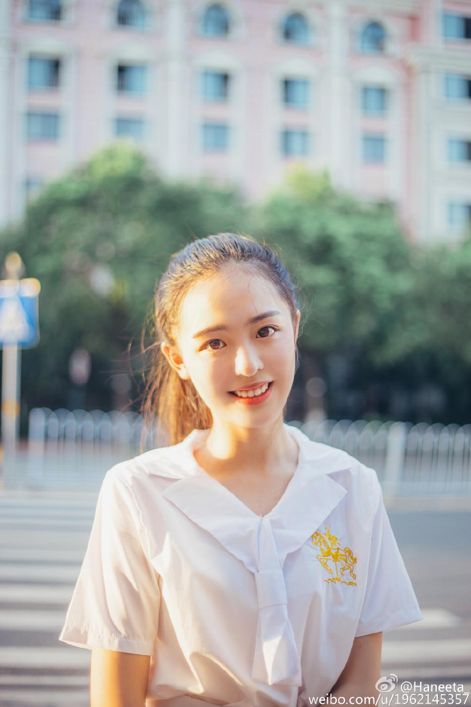 一口一口吃掉胸口上的奶油