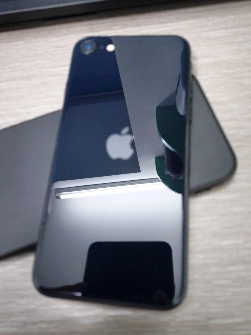 黑色iPhone SE3