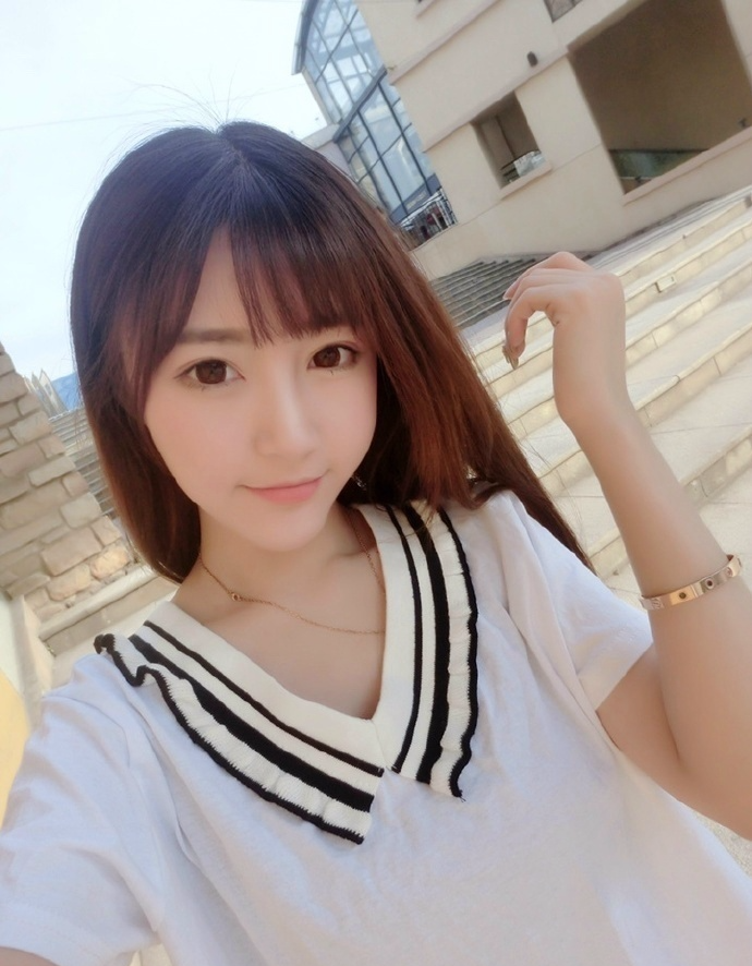 渺渺上体育课当着全班人光阴 渺渺在水上乐园擦防晒霜