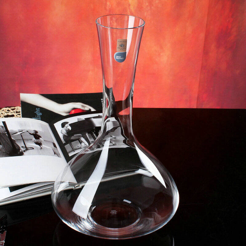 那我们就需要一个小巧的开瓶器了,开瓶器是所有红酒酒具的核心工具,没