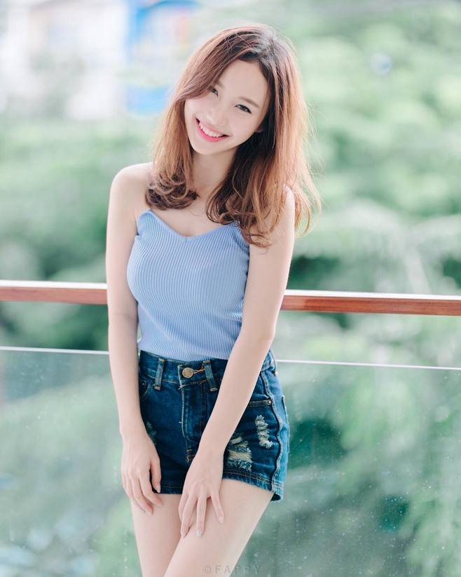 岳的下面没有穿内裤 在车后面和岳坶做第一章