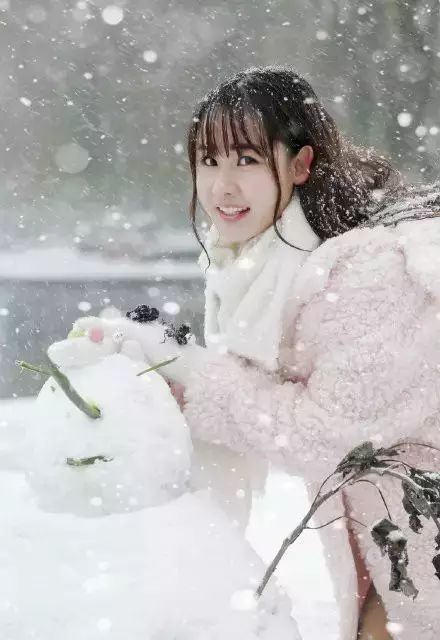 下雪女孩唯美图片图片