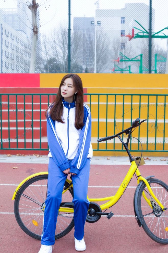 骑单车的美少女,清纯的样子是校园里的一道清风
