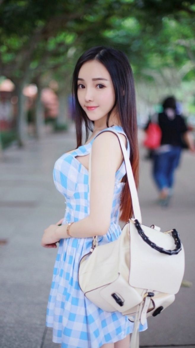 翁公吮她的花蒂和奶水 翁公忘情的吸着她的双乳