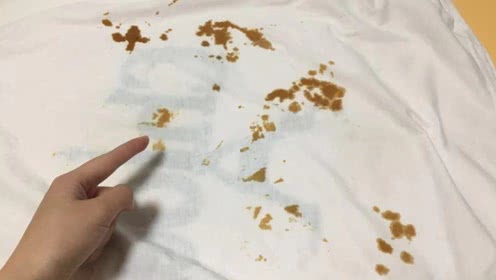 快速去除白衣服上黄渍的方法 隔年的白色衣服发黄怎么洗白