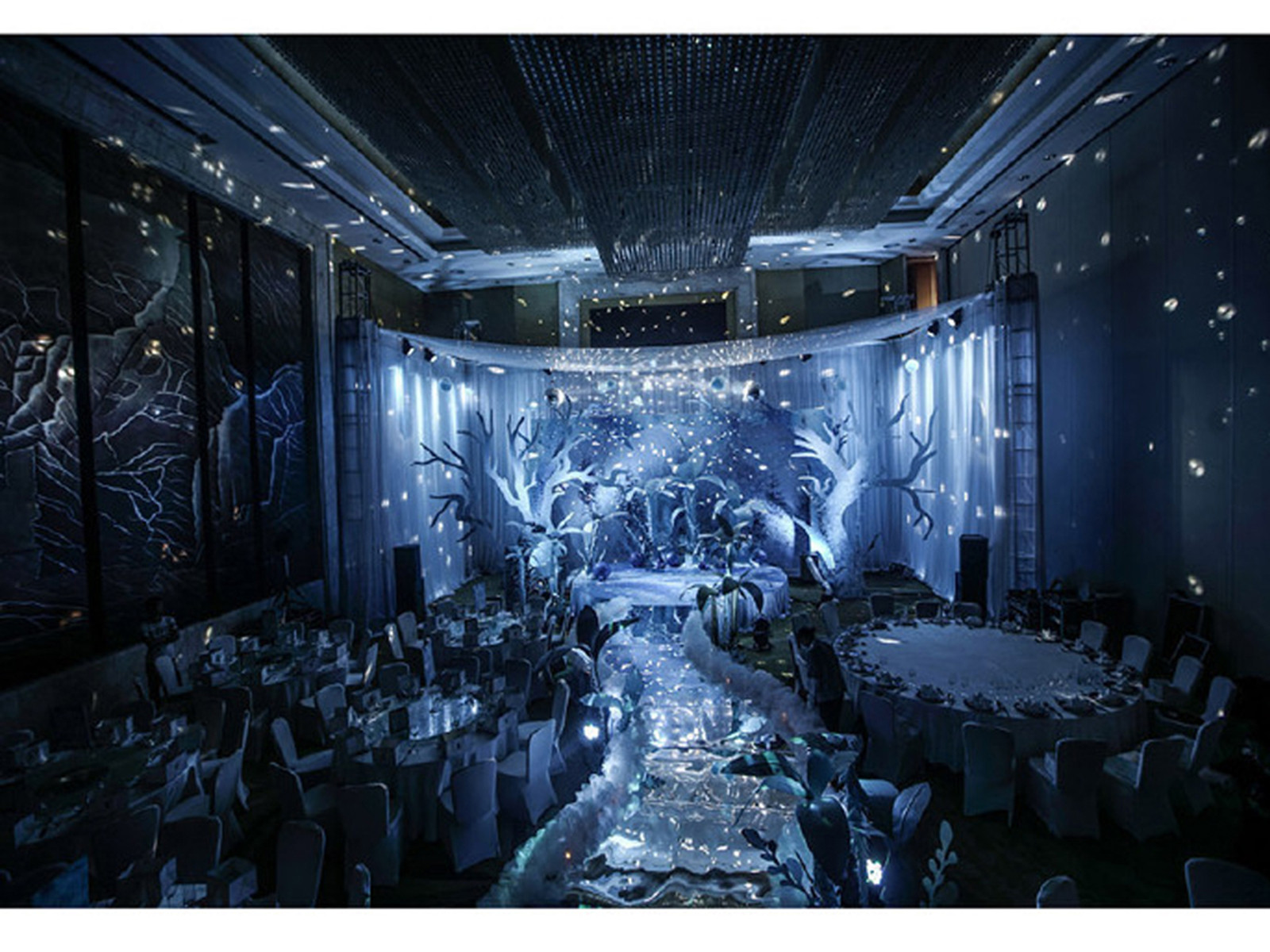 梦境奇缘，温泉里的鱼群——一场关于自由与重生的隐喻之旅