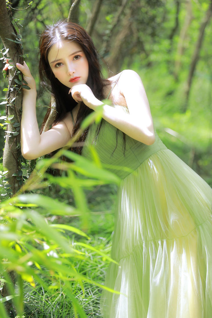 森林中的唯美清纯美女绿色长裙仙气飘飘写真图片
