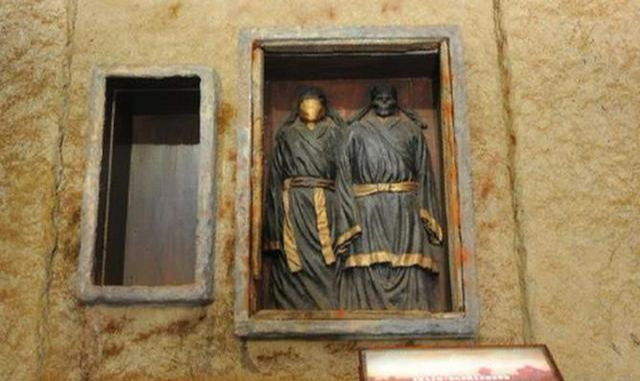 梦境双棺，黑色与白色的寓言——解析昨天晚上做梦梦到两个棺材的深层含义