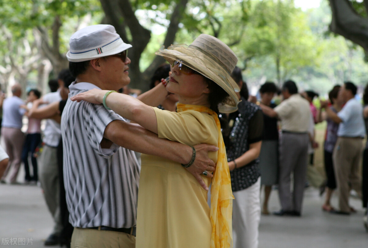 梦境探秘，梦见河里混水中捕获两条大鱼的深层寓意