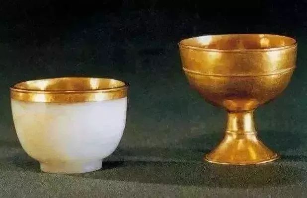 梦境中的奢华与神秘，解读梦见棺材镶金边，里边人穿红衣服的深层含义