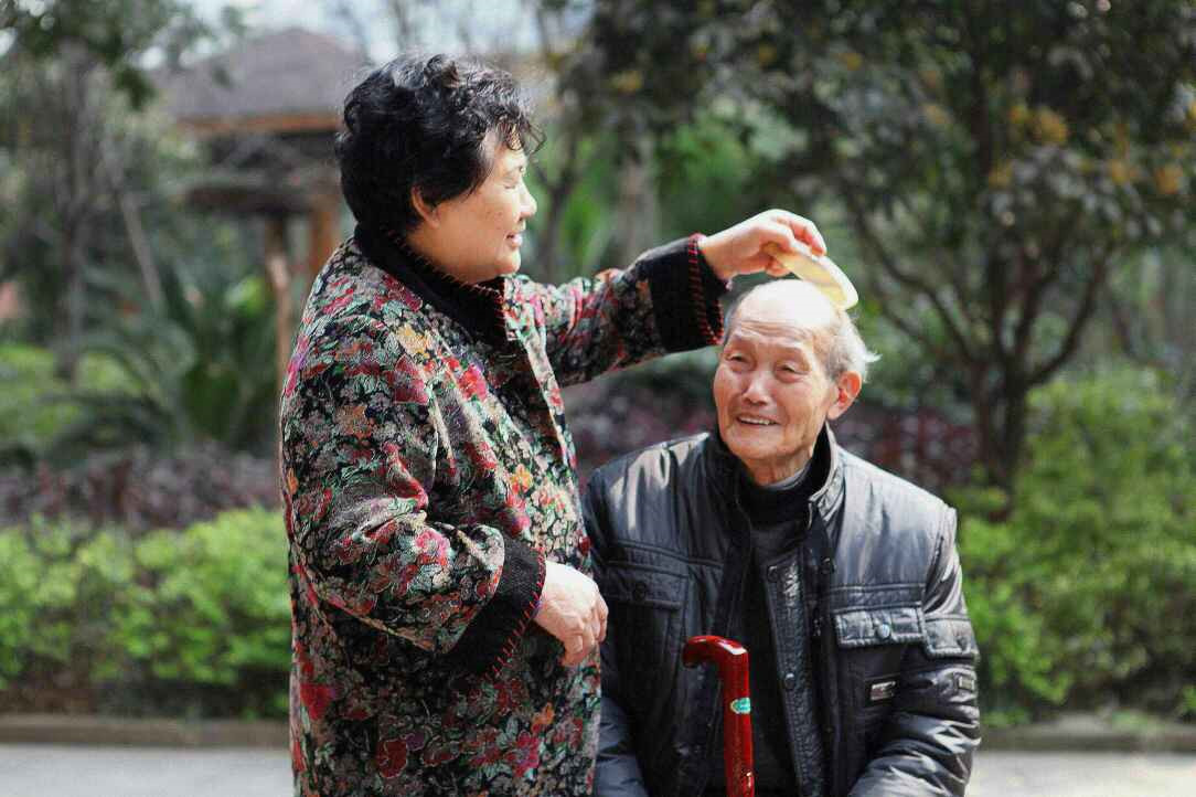 梦到自己梳头掉头发的深层解析，探索梦境背后的心理寓意