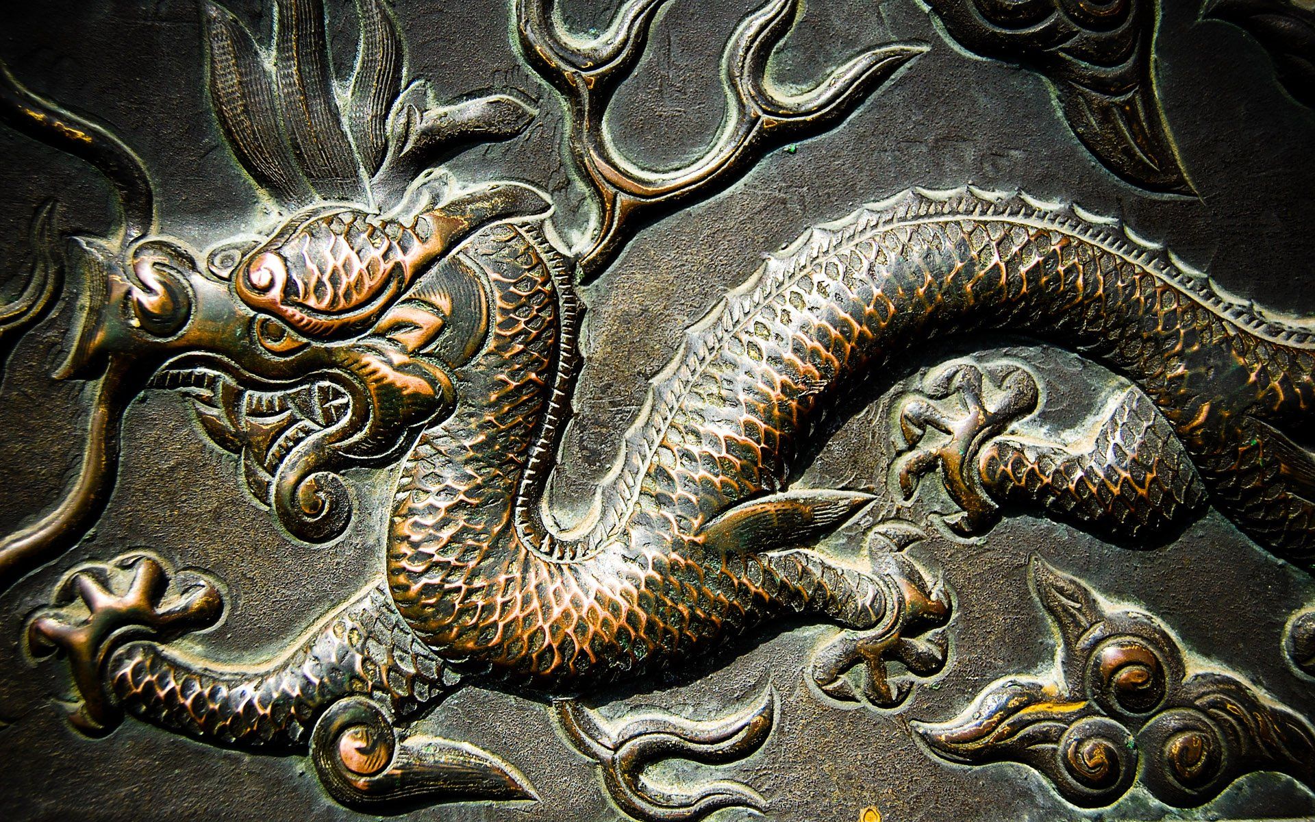 梦境中的龙舞，解析梦见两条龙，其中一条流血后复苏的梦境