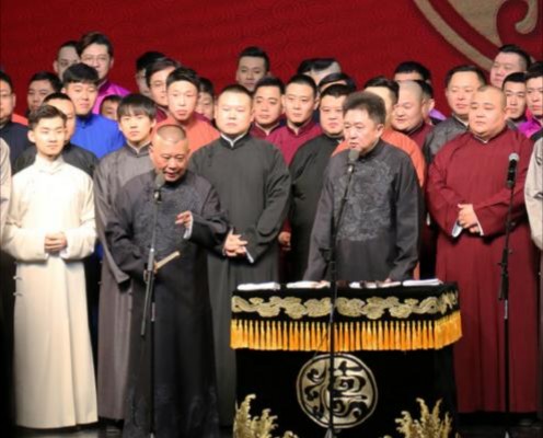 梦见桌上有钱，财富与机遇的象征解析