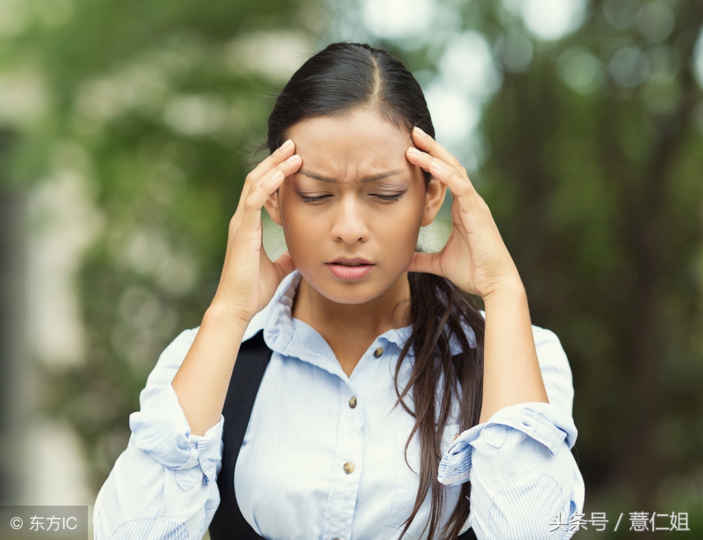 梦境的迷离，解析梦见自己与男人亲热时项链被拿走的深层含义
