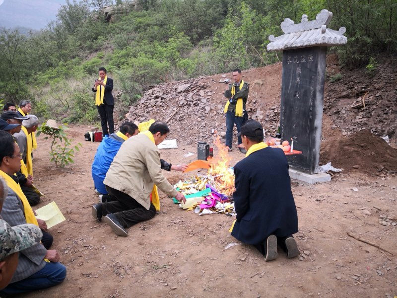 梦境迷雾，揭秘做梦梦见被红布盖住的墓碑的深层含义