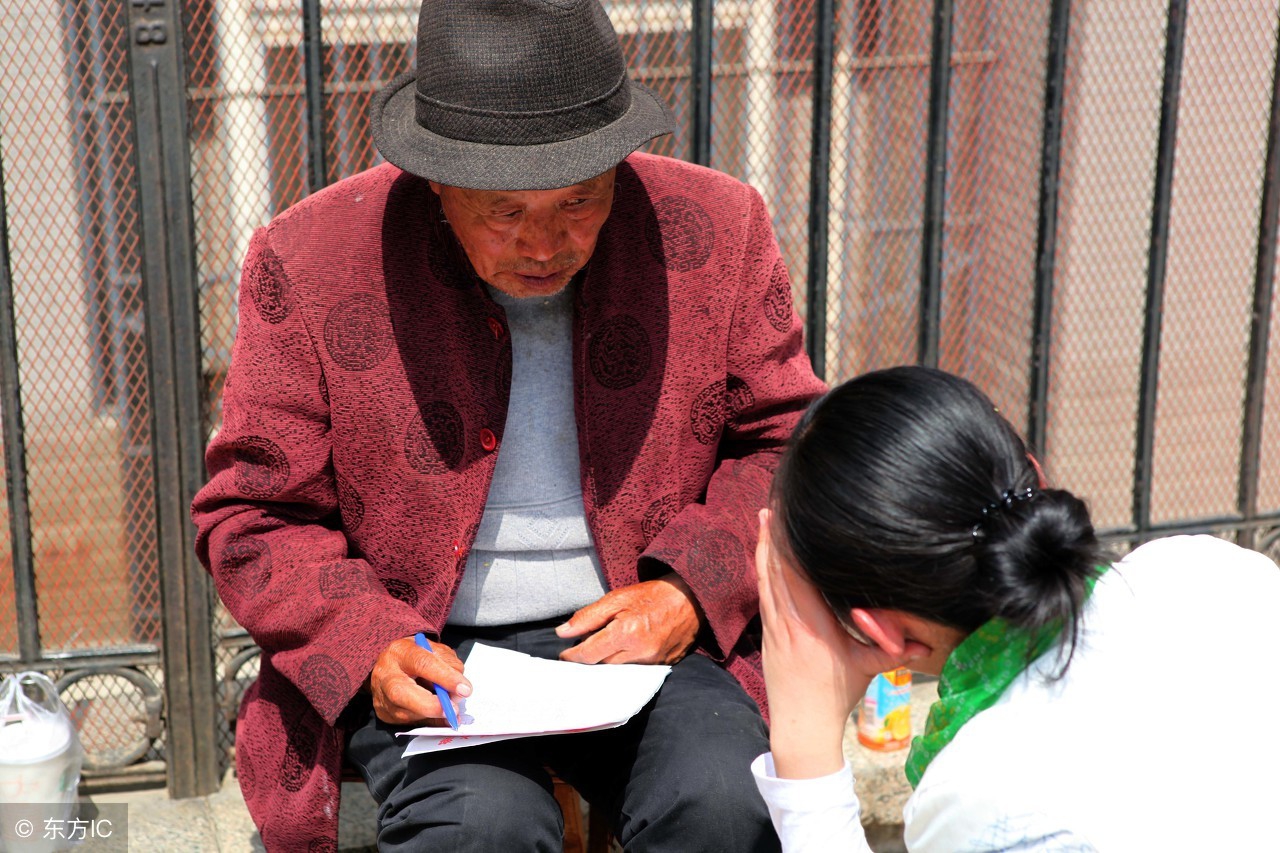 梦境之谜，解读梦见抱着死去的奶奶，梦中是她快要死去，我很急的深层预兆