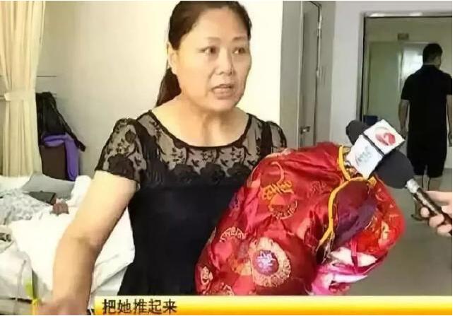 梦境与现实的交织，我梦到在世的奶奶去世，灵魂床边相伴的深层解读