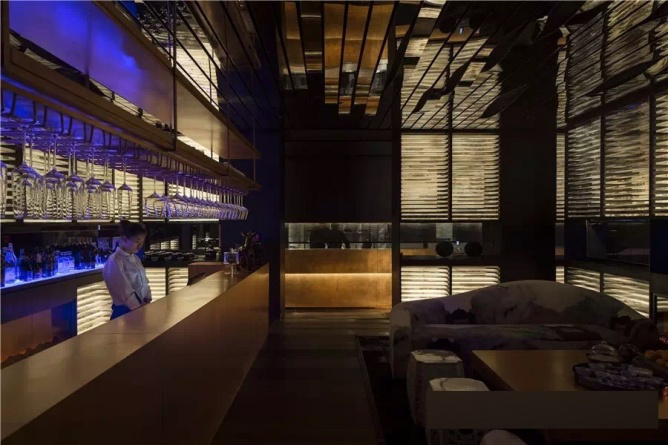 孕妇梦境中的情感纠葛，解析母亲在已故外婆家与他人争吵后对方受伤流血死亡的深层含义