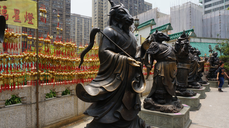 梦回佛前，香火下卷的奥秘与寓意