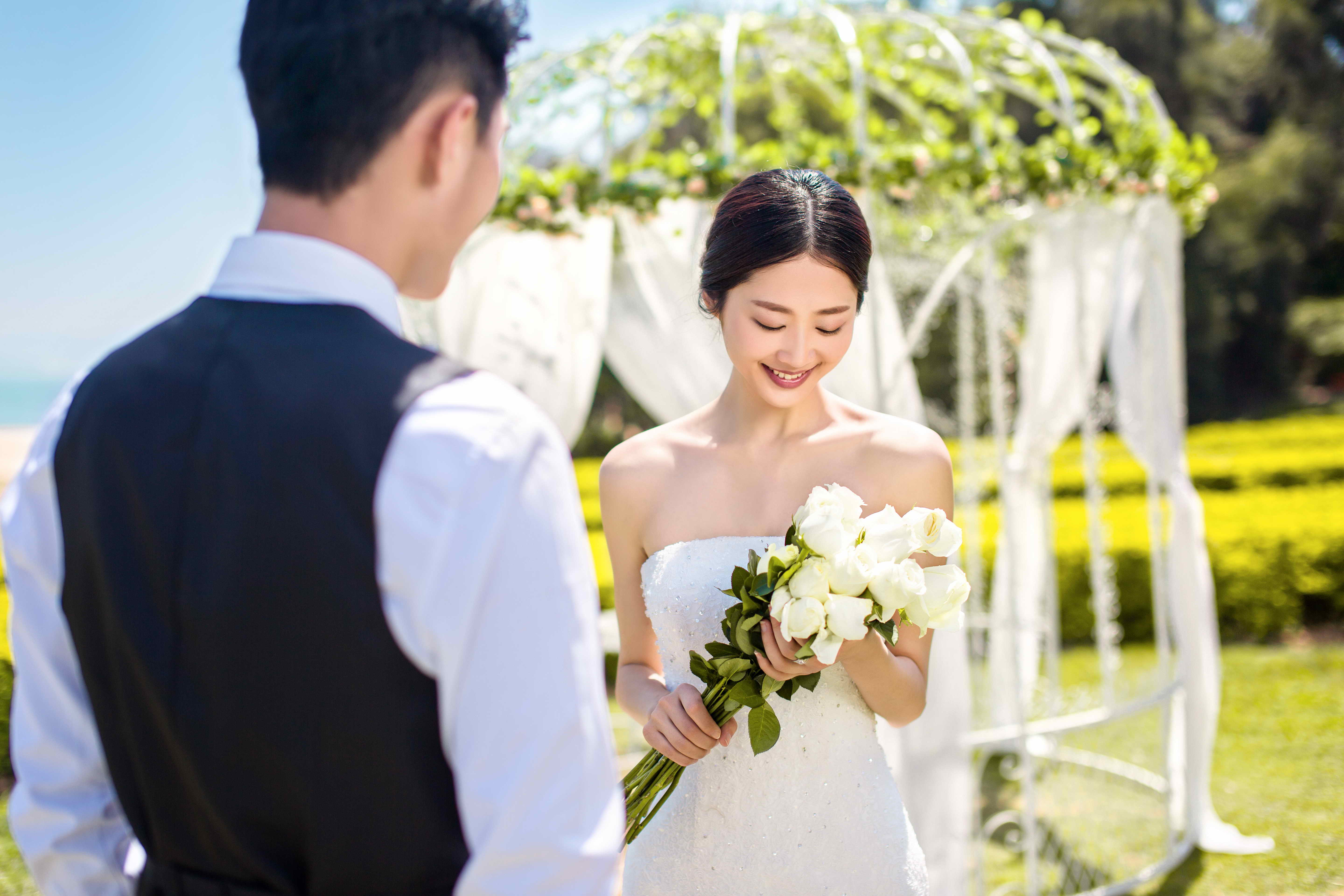 连续三夜的梦境，与女性友人共结连理，探索梦境背后的深层含义