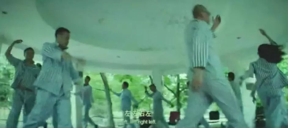 梦境边缘的理智孤岛，我、母亲与两位女友的清醒之旅