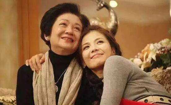 梦见家婆把我买给她的鞋子送给别人了，解读梦境中的情感与象征