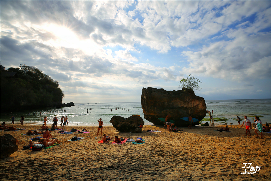 女生梦境中的隐秘警示，脚踝缠绕的三条蛇与内心的深层解读