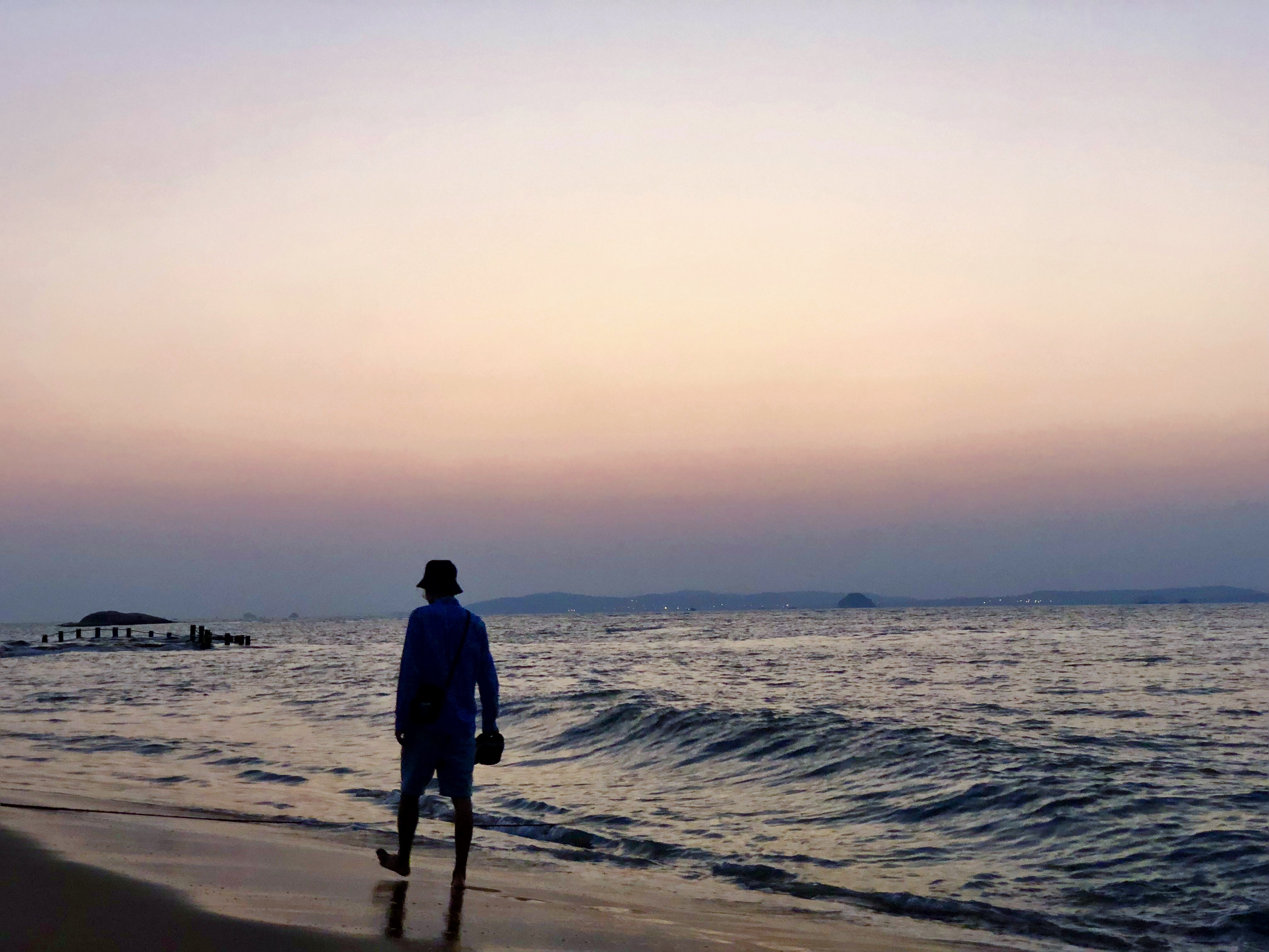 梦境解析，昨晚梦到出门捡了个鸡蛋，我磕破个口子看到里面没有蛋黄只有蛋