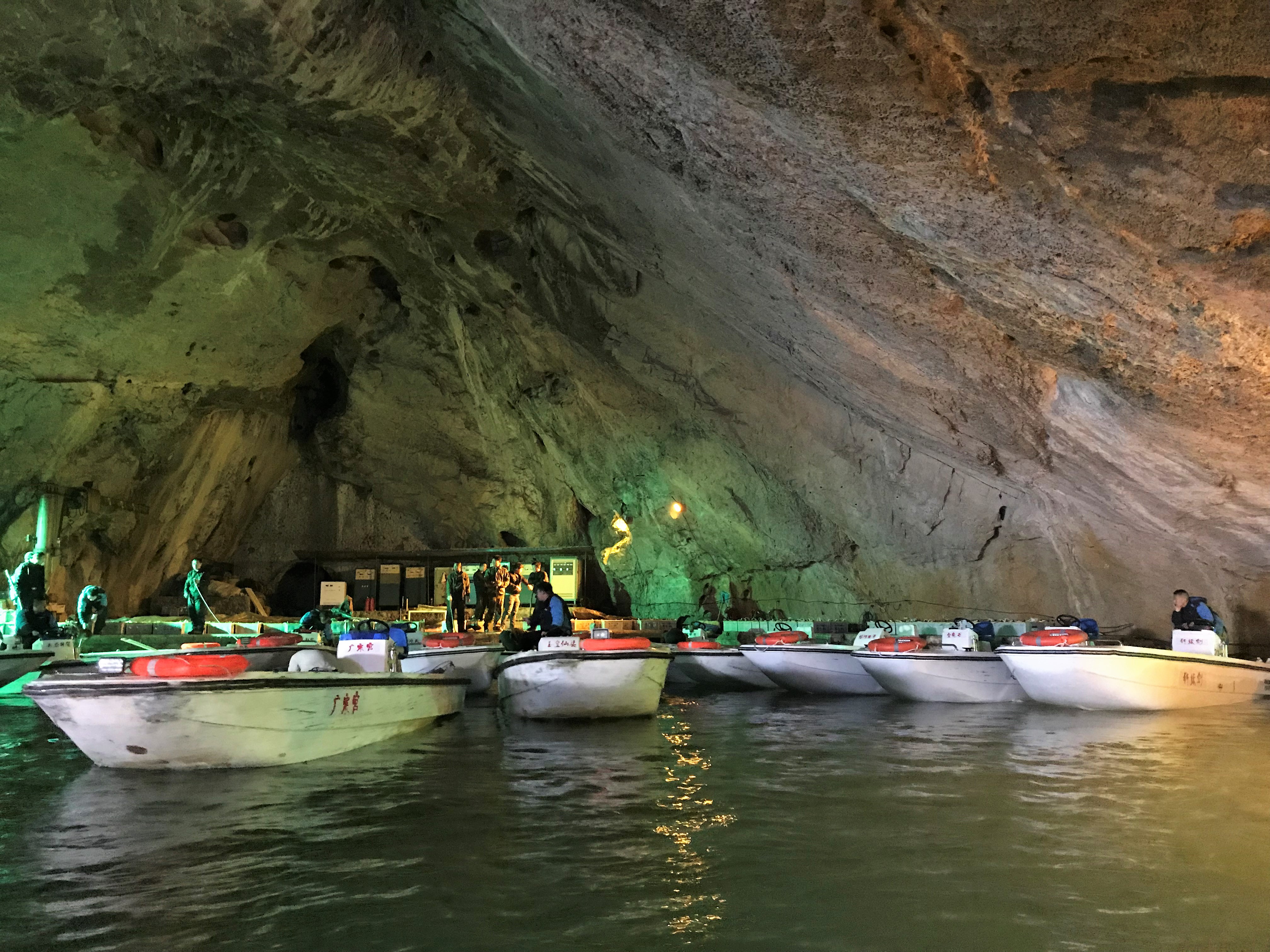 梦境解析，海中求生与神秘水洞的探索