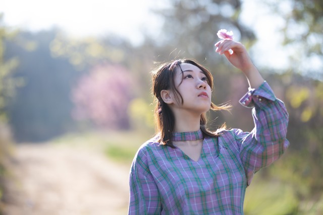 周公解梦，梦见不在时不时想过去的女朋友，心中出现另一个女孩还和她