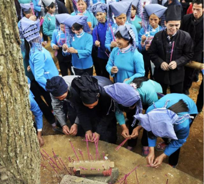 梦境迷离，解析梦见棺材放在花轿内的深层含义