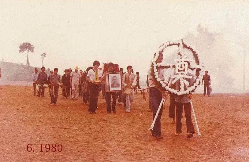 梦境解析，梦中墓地与神秘人的启示