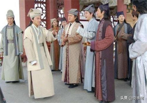 梦见借衣服给别人穿，解读梦境中的情感与象征