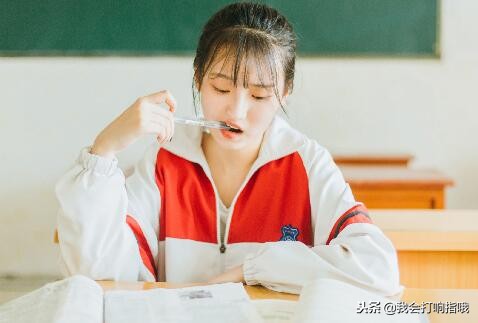 梦见捉两条鱼，预示生活富足与情感丰富的双重收获